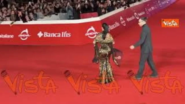 Kim Kardashian posa per i fotografi con un vestito leopardato alla Festa del Cinema di Roma