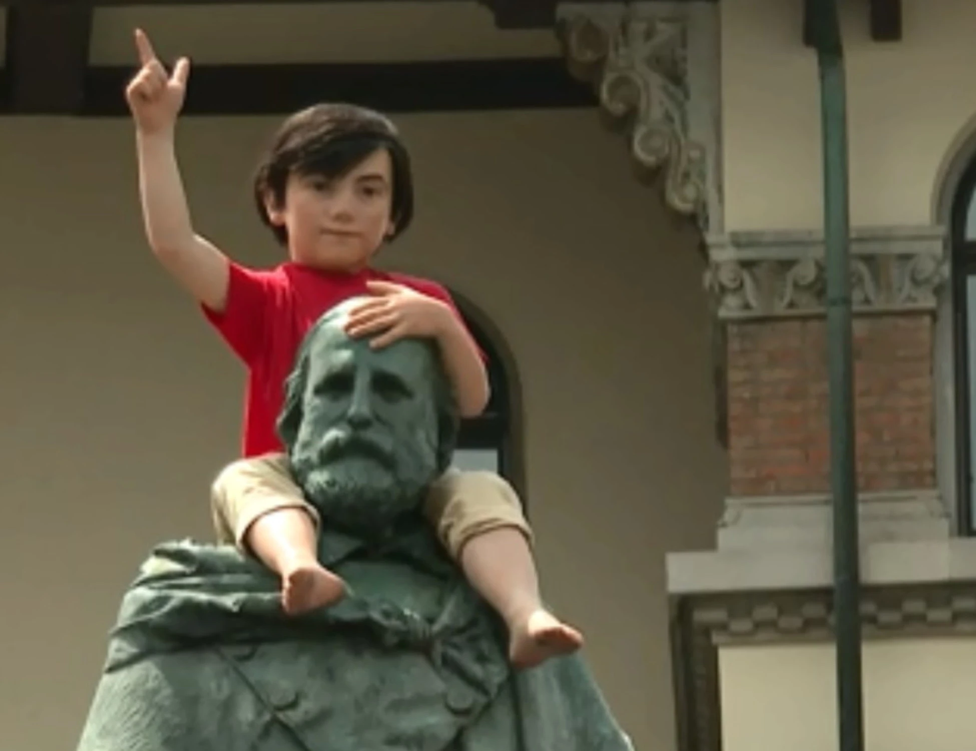 Bergamo, Garibaldi e il bimbo che spara: esplode la polemica