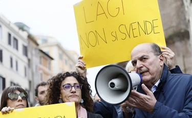 Compagni, gli italiani non guardano il meteo per scovare i fascisti ma per andare al mare
