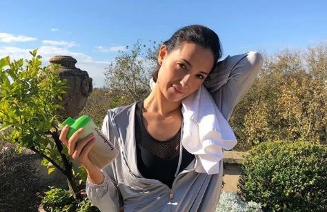 Vieni da me, Caterina Balivo travolta dagli insulti per una foto: "Sei avida di soldi"