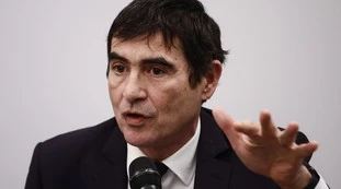 Fratoianni fuori controllo, insulta Meloni per il messaggio agli Stati Uniti: "Cosa ci è andata a fare"