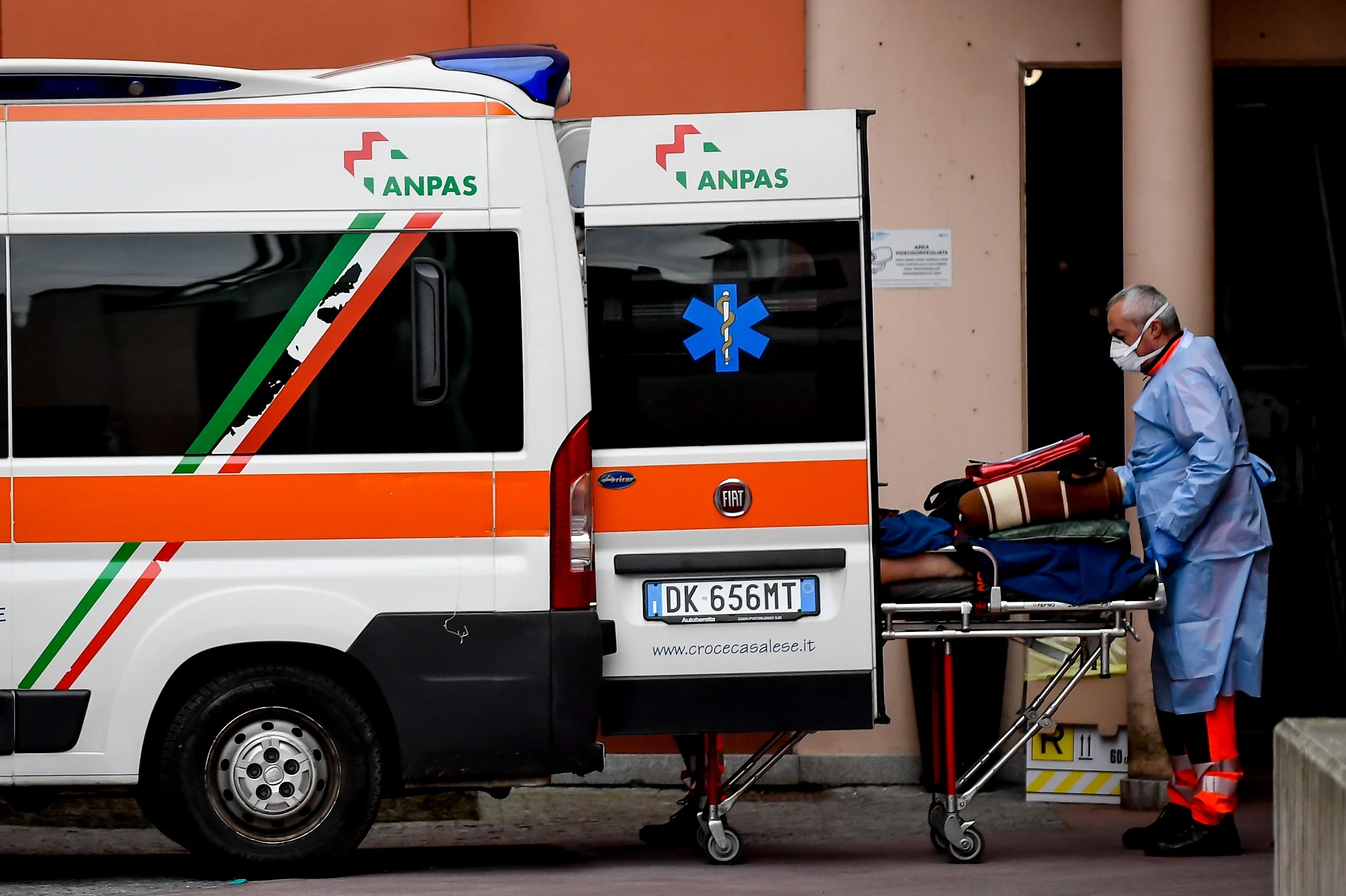 Coronavirus, l'ultimo bollettino: picco di contagi, salgono a 1128. I morti sono 29