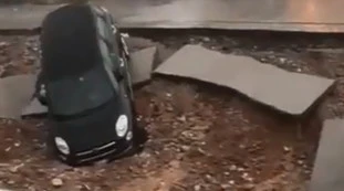 Brescia, nubifragio-choc: due auto precipitano nel canale
