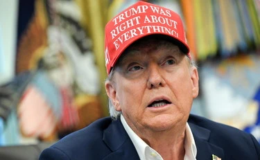 Trump sente Putin e attacca Zelensky: "Il più grande venditore del mondo"