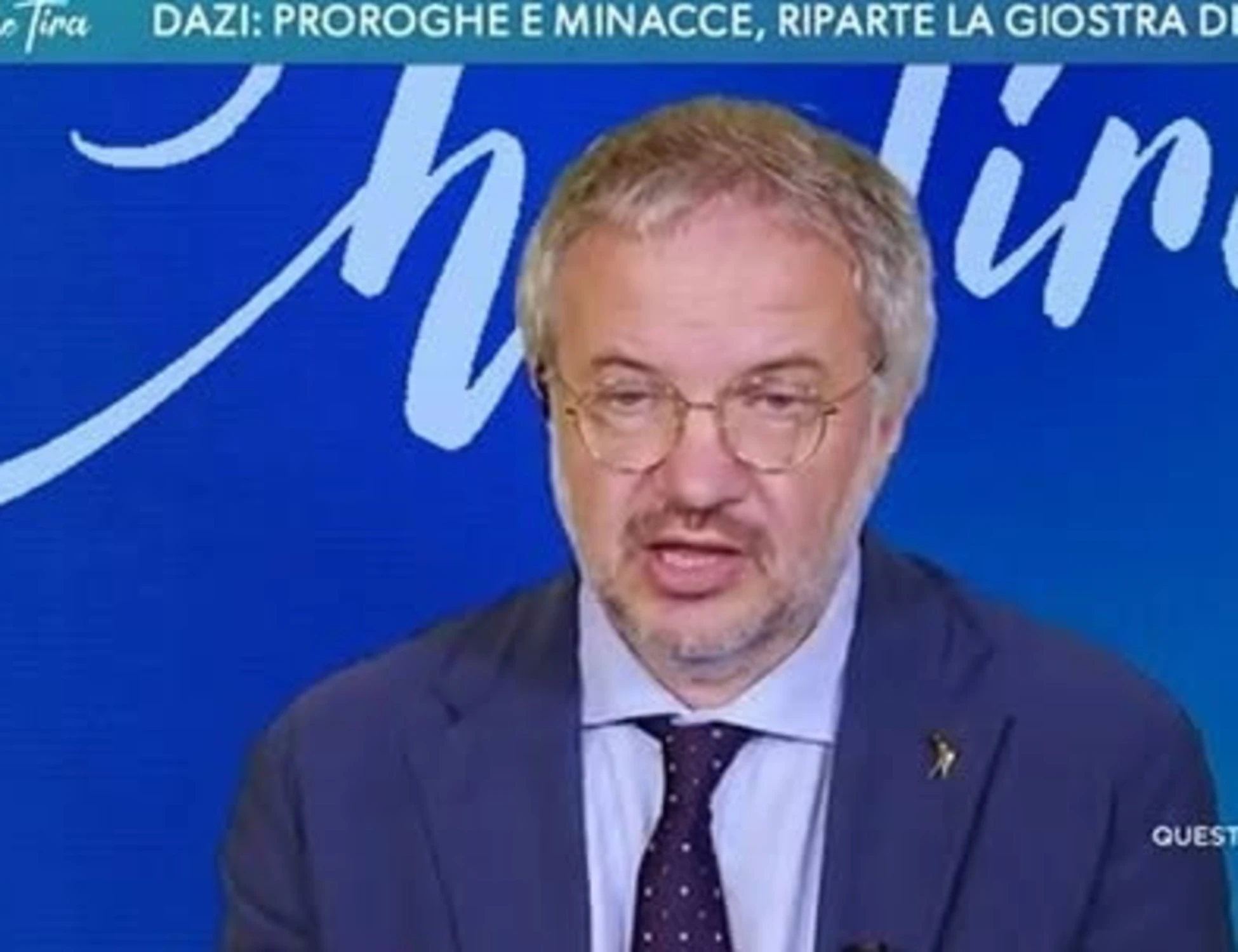 L'aria che tira, Claudio Borghi ridicolizza la sinistra: "Vede come sono preoccupato?"
