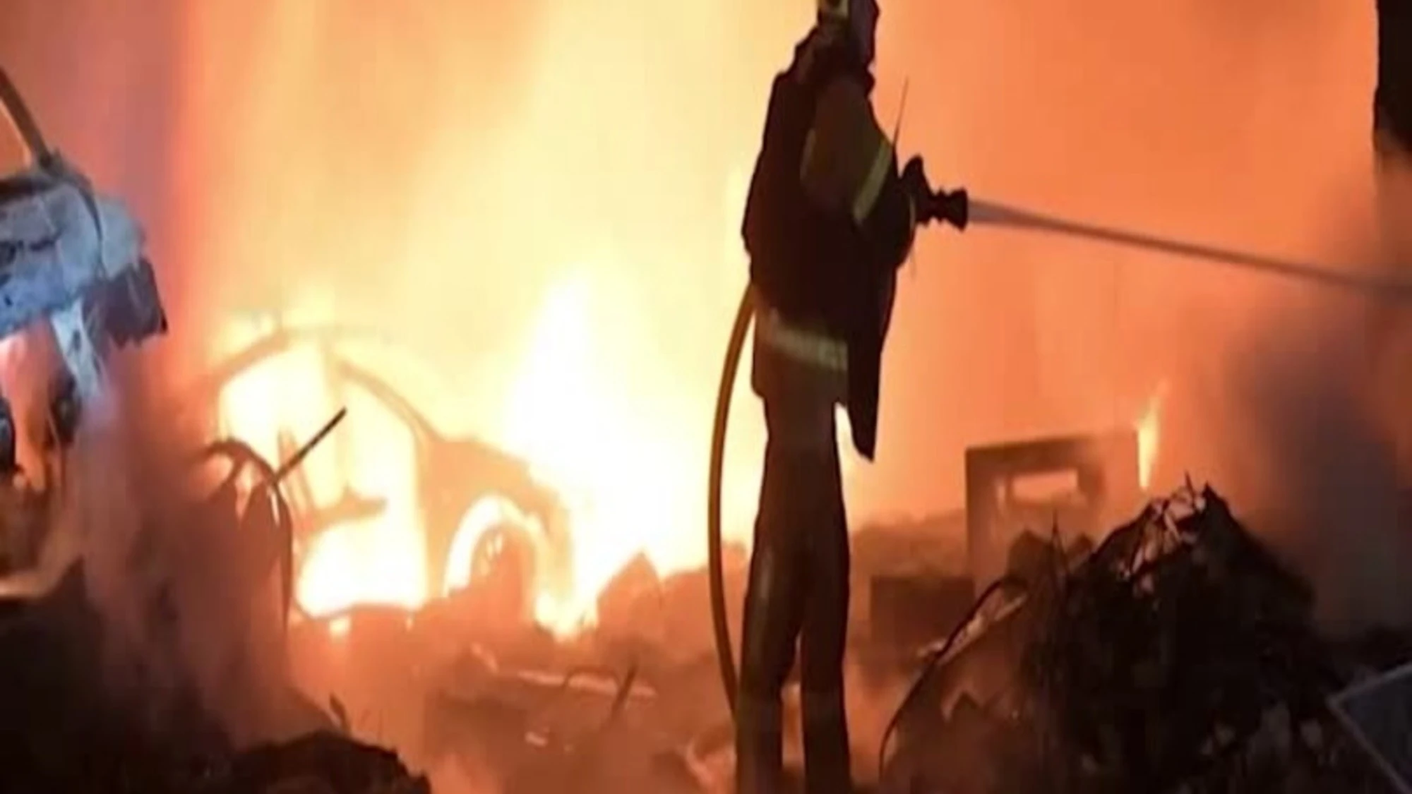 Ucraina, missili e droni russi su Kiev: gli edifici in fiamme