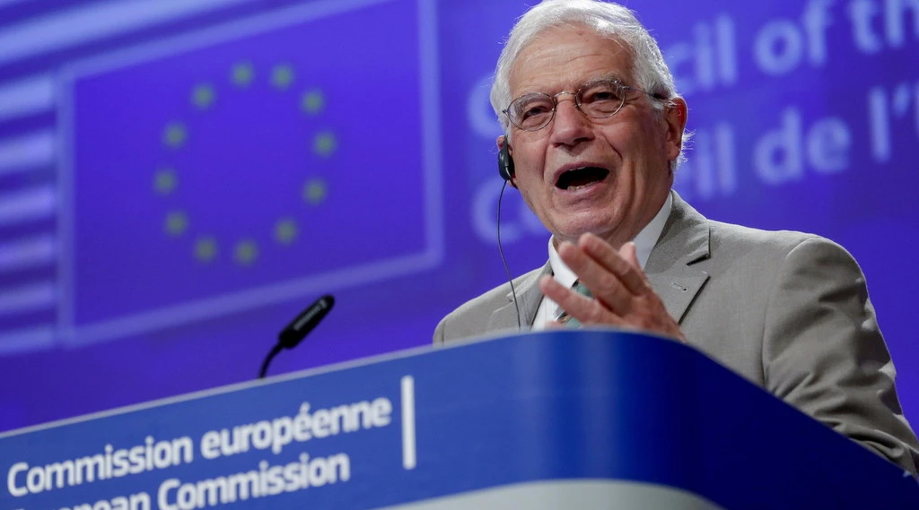 Silvia Romano, anche l'Ue contro il riscatto: "È un problema", l'Italia finanzia le armi dei terroristi