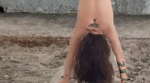 Naike Rivelli, perizoma e tacchi a spillo: yoga lo fa così, una foto "vietatissima"