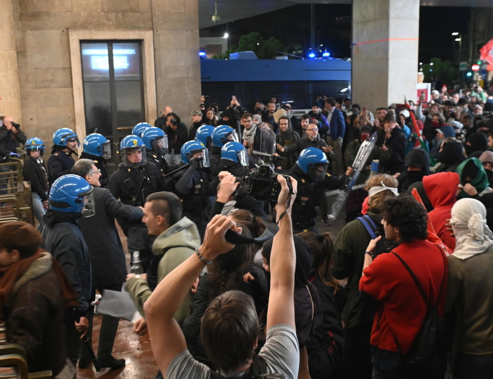 Dritto e rovescio, Alessandra Mussolini spiana i pro-Pal sul treno: "A loro ci penso io"