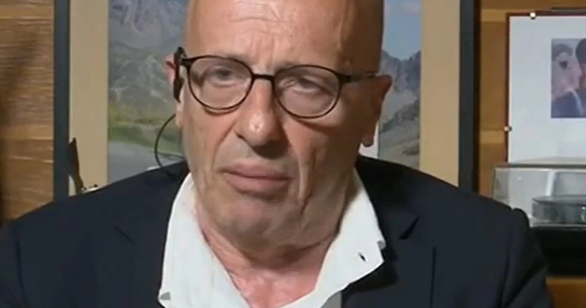 Alessandro Sallusti a Non è l'Arena: "Ma è un finocchio gigante?". Da Giletti, lo stupore in diretta