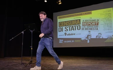 Sigfrido Ranucci, il delirio dal palco: "Sostituito perché porto i jeans attillati?"