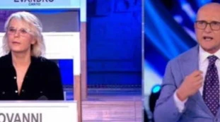 Grande Fratello Vip, Maria De Filippi massacrata: "Imbarazzante". Chi è il vip che insulta il programma
