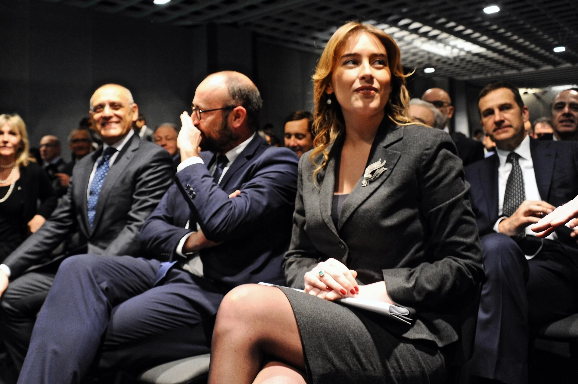 Maria Elena Boschi da svenire: come è arrivata alla Camera. Look stratosferico, cala il silenzio