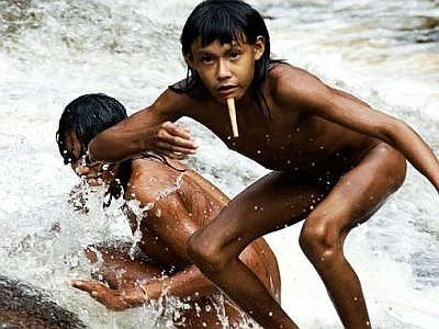 Le tribù indigene negli scatti di Sebastiao Salgado, molti i popoli a rischio