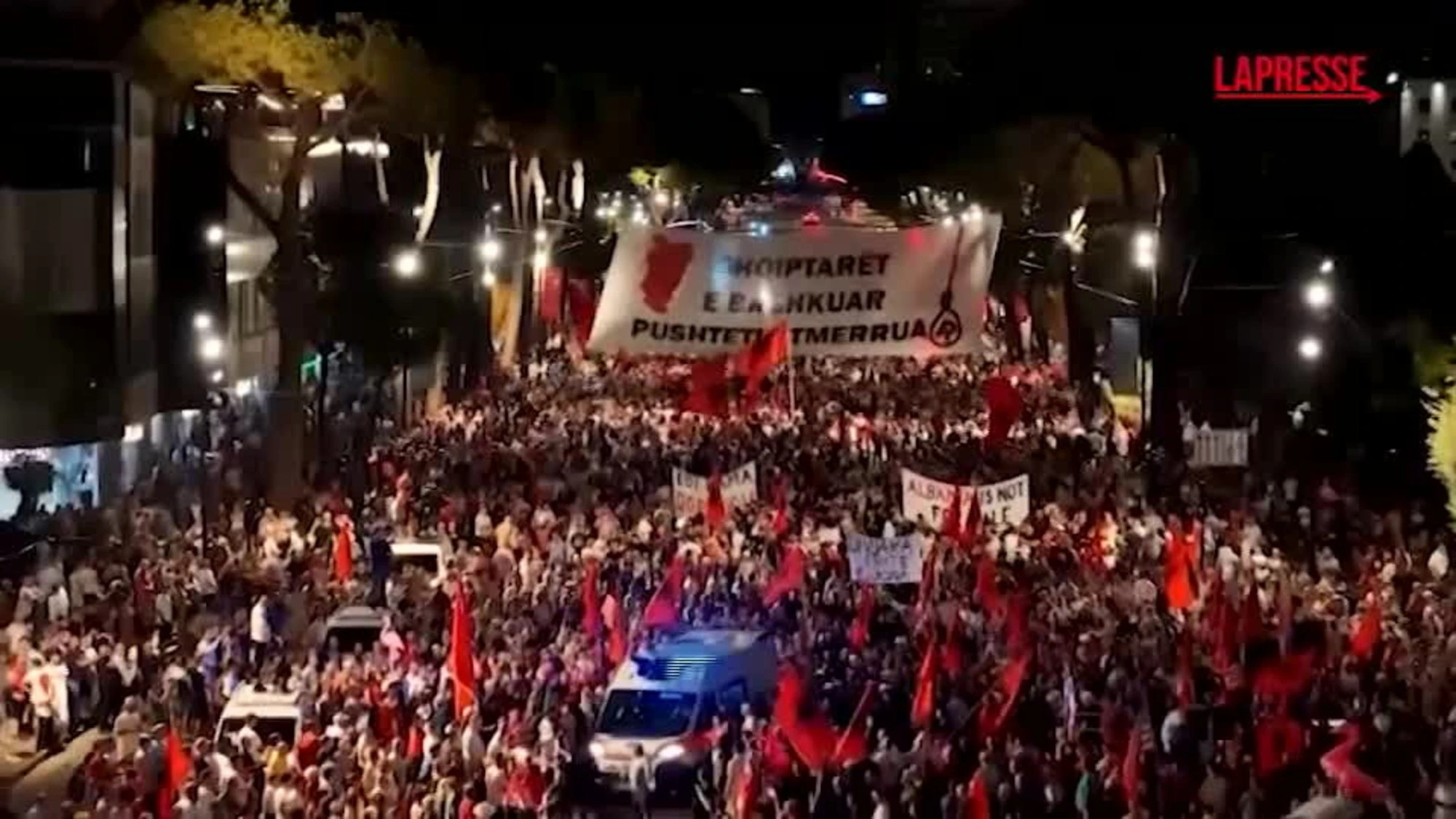 Albania, notte di manifestazioni a Tirana contro il resort di Kushner e Trump