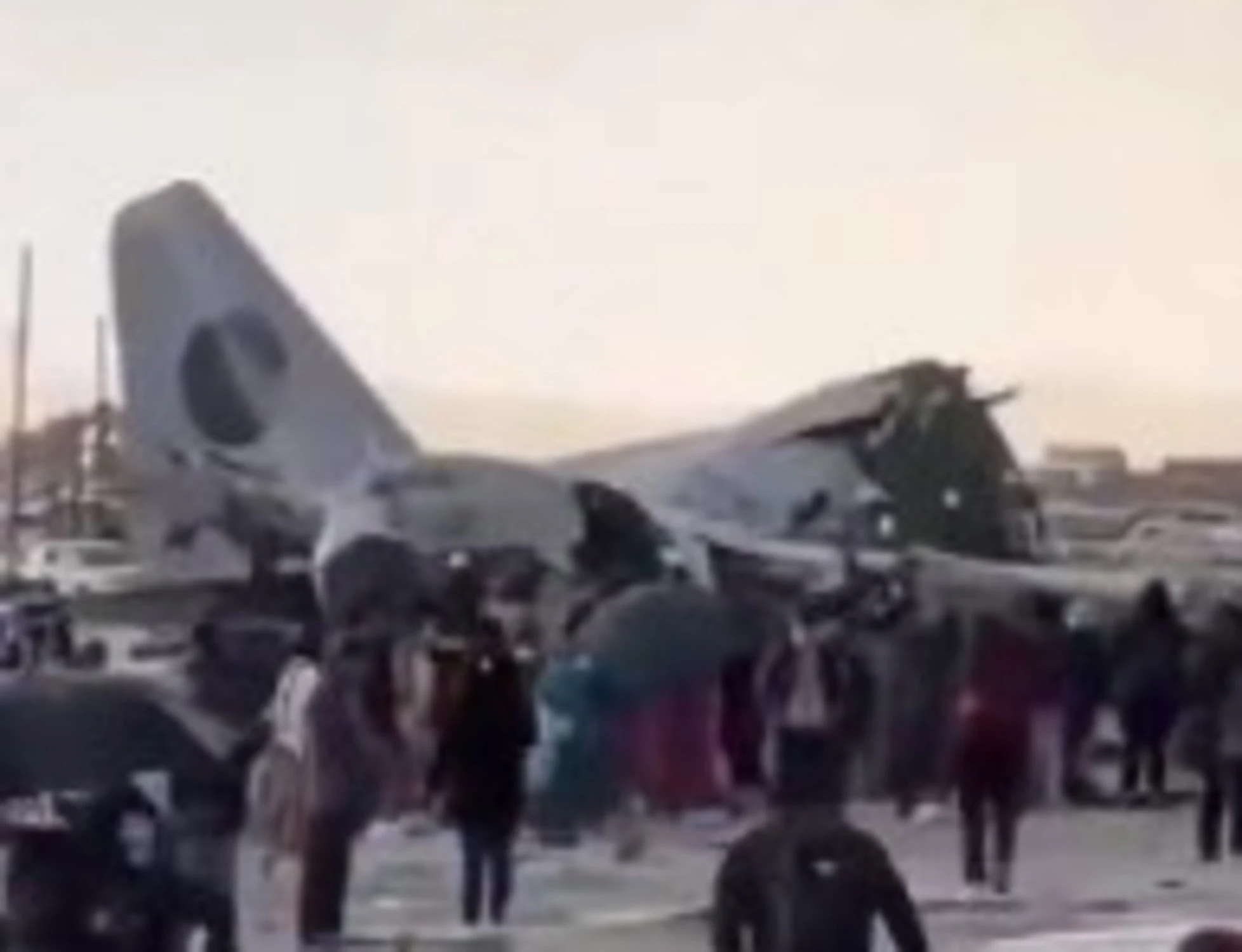 Bolivia, aereo pieno di soldi precipita: scena agghiacciante tra i morti