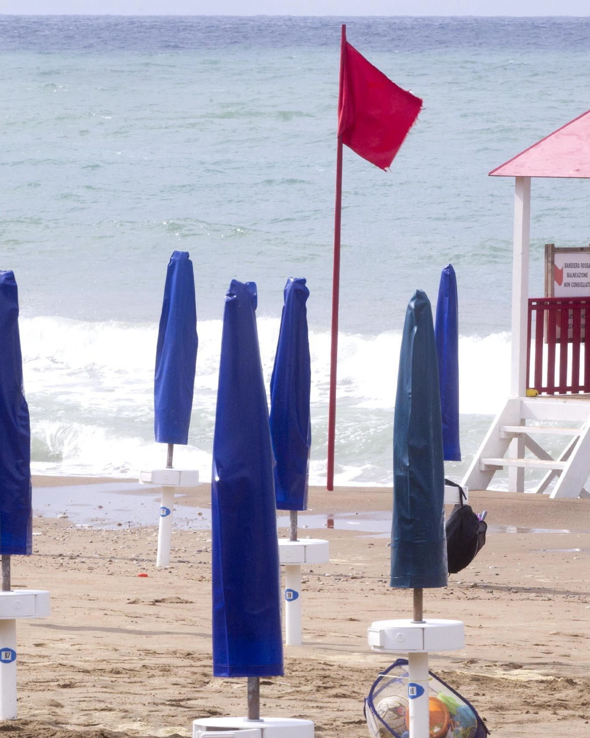 Salerno, si tuffa in mare: morte atroce davanti a moglie e figlio