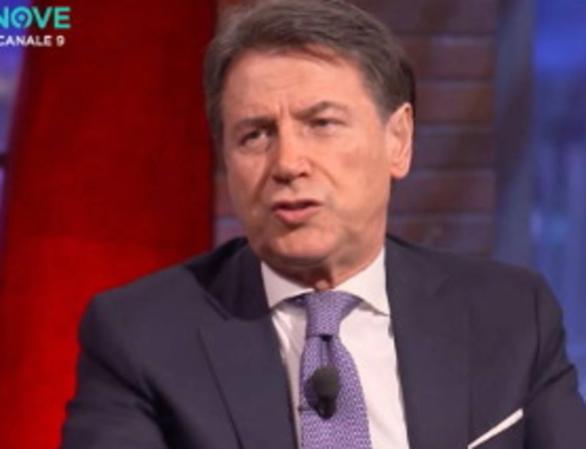 Giuseppe Conte riesuma il reddito di cittadinanza, poi la frecciata a Schlein: show grillino sul Nove