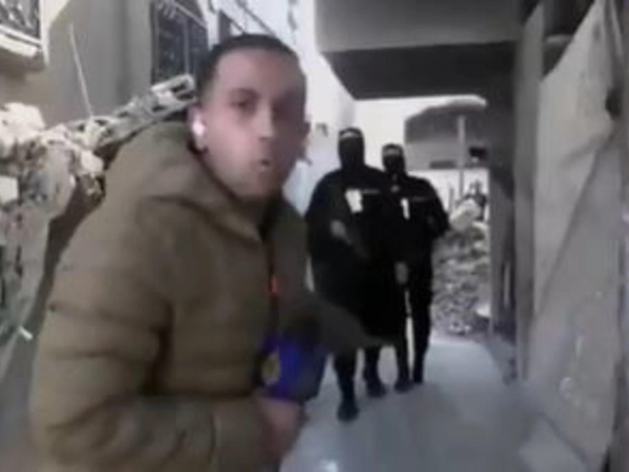 Il terrorista mascherato da giornalista? Ecco i due video che fanno discutere