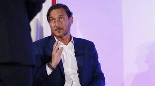 Francesco Totti, la proposta indecente del Pd: "Davanti a un calice di vino..."
