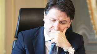 Giuseppe Conte, il retroscena: "Le misure funzionano", poi la retromarcia. Come e perché si è arreso ai rigoristi