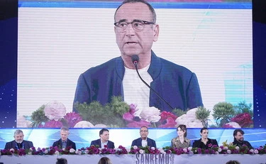 Sanremo 2026, Carlo Conti sotto assedio: disabili, donne e Russia. Chi c'è dietro?
