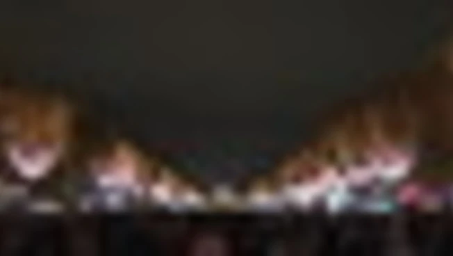 La spettacolare illuminazione natalizia degli Champs-Elysées a Parigi