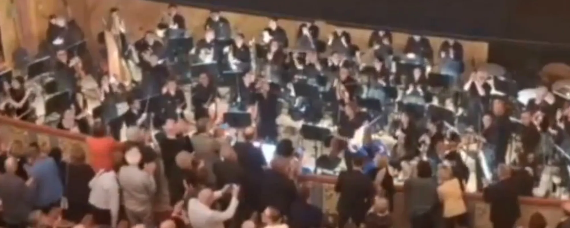 Beatrice Venezi licenziata, gli orchestrali reagiscono così: vergogna in diretta <span style="color: rgb(153, 0, 0);">Video</span>