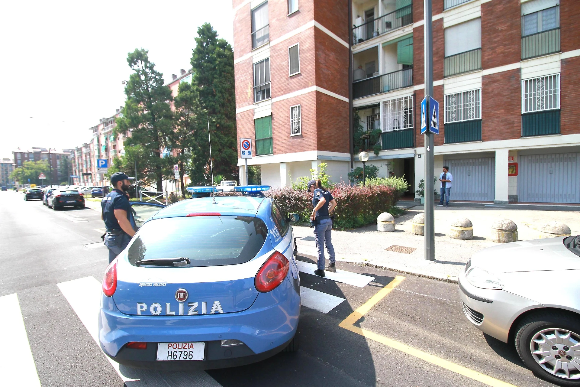 Bergamo, un 47enne uccide la compagna con due coltellate poi scappa: caccia all'uomo in Lombardia