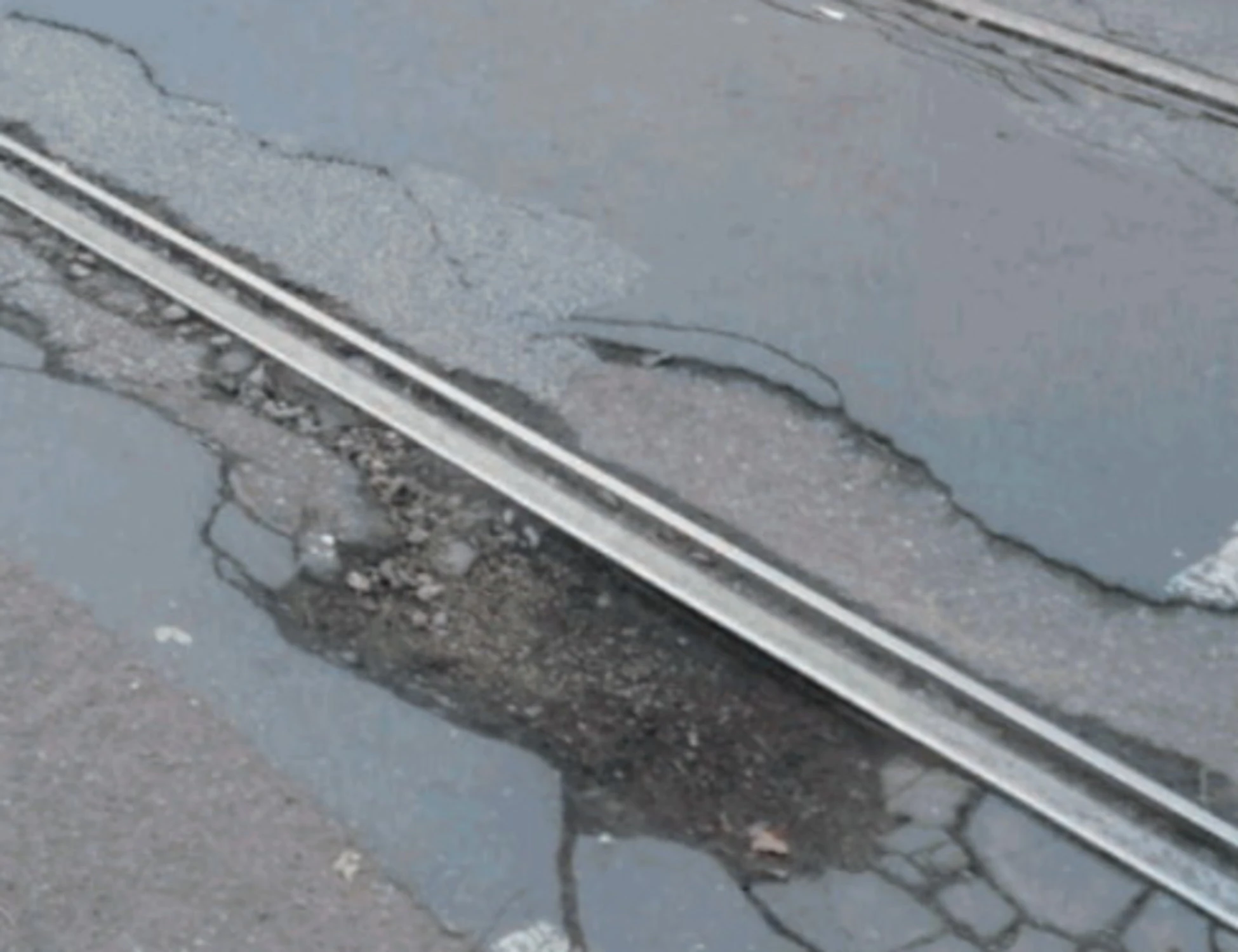 Milano, pure le vie della movida fanno i conti con le buche