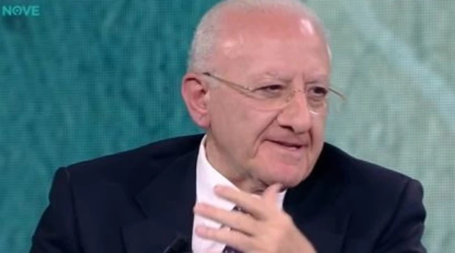 De Luca contro Schlein: "Tre passaporti, bizzarro". Un clamoroso sospetto