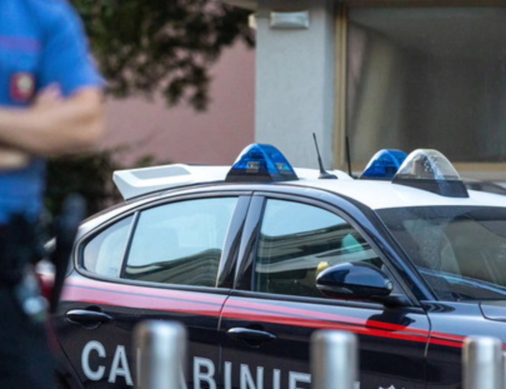 Trans aggredisce 3 carabinieri: pugni, calci, auto danneggiata