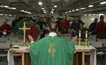 Modena, prete accoltellato alla gola in pieno centro: trasportato in ospedale