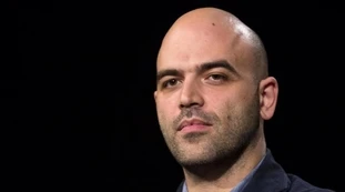 Roberto Saviano usa l'idea di Trump per attaccare tutta la destra: "Iniettare disinfettante? Ignoranza criminale"
