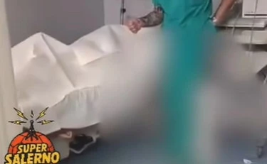 Salerno, il video osceno al pronto soccorso: insulti ai malati e cadaveri vilipesi