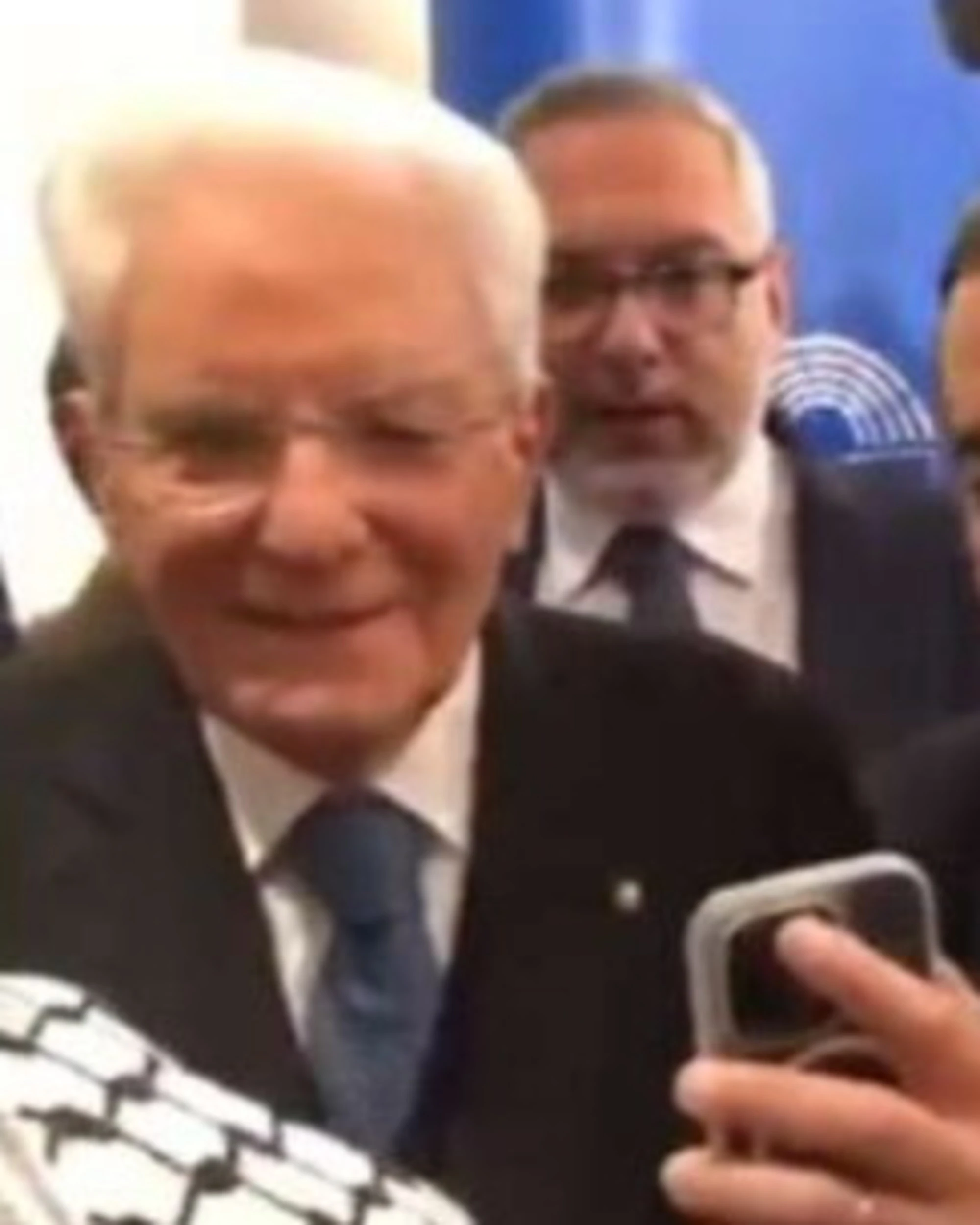 Mimmo Lucano consegna una kefiah a Mattarella: "Mi sono emozionato"