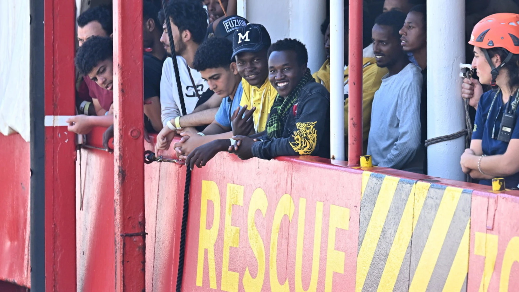 Migranti, chi sono davvero i "minorenni": Ong e sinistra sbugiardate