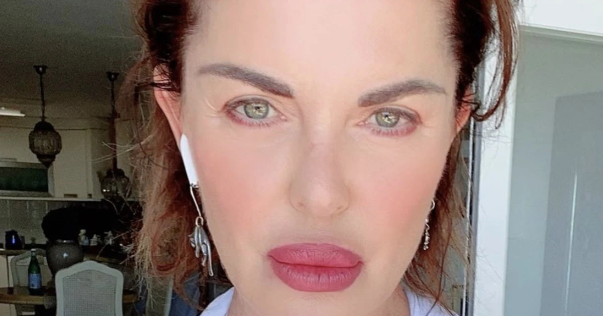 Alba Parietti, una valanga di selfie per rispondere agli insulti: “Foto ritoccate?”, da non credere a 59 anni