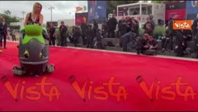Venezia 83, la pulizia del tappeto rosso con spazzole e idropulitrice prima dell'arrivo delle star