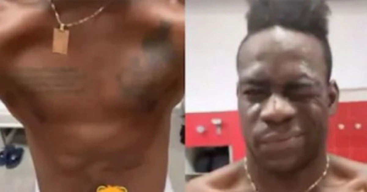 Mario Balotelli, la foto coperto solo da un asciugamano. Imbarazzo: ingombranti parti intime in primo piano