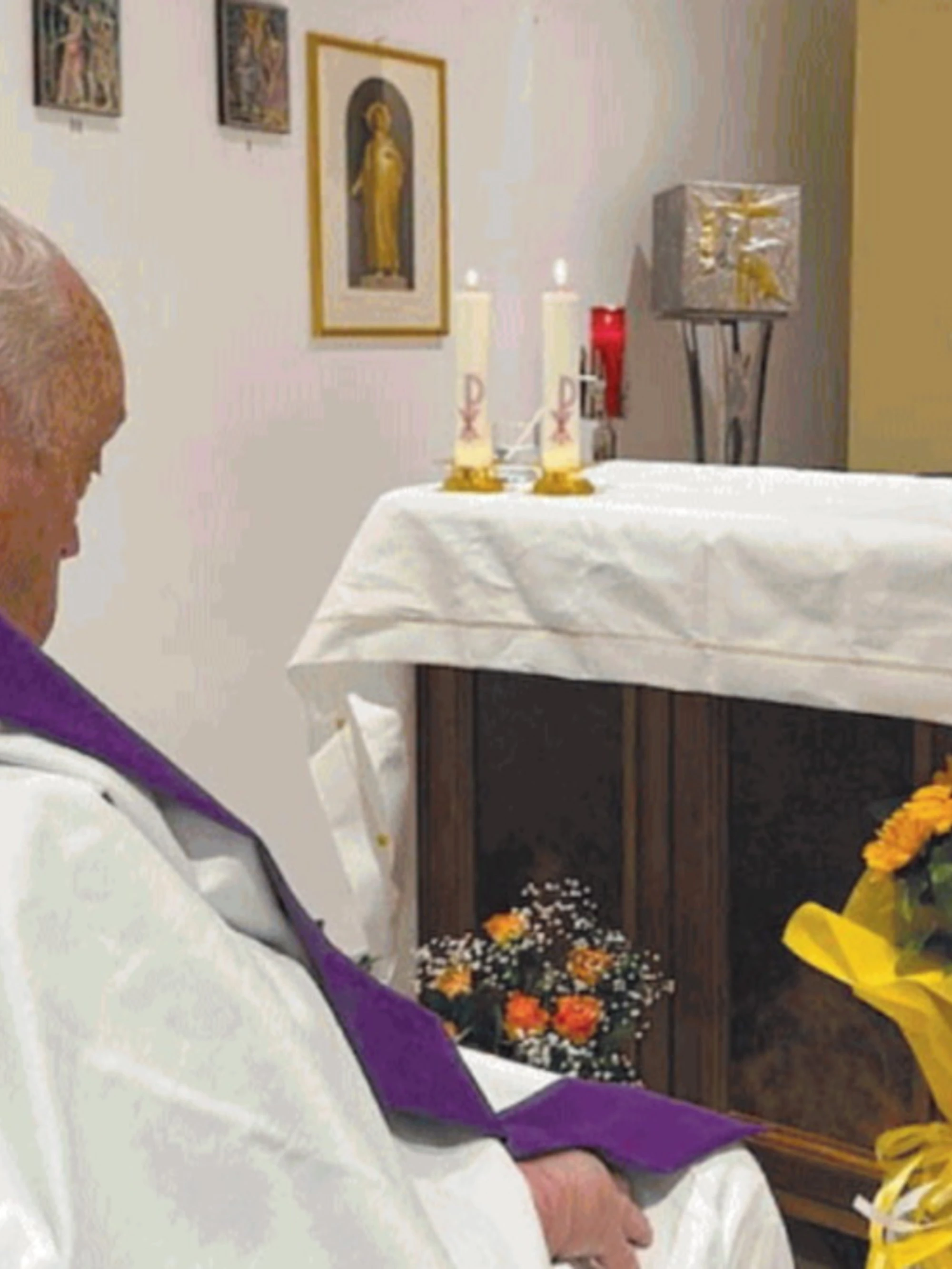 Papa Francesco, "perché questa foto è falsa": l'ultimo delirio, il dettaglio scatena i complottisti