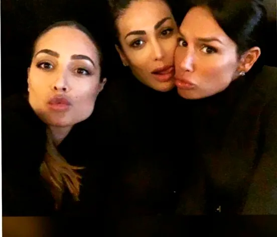 552x472