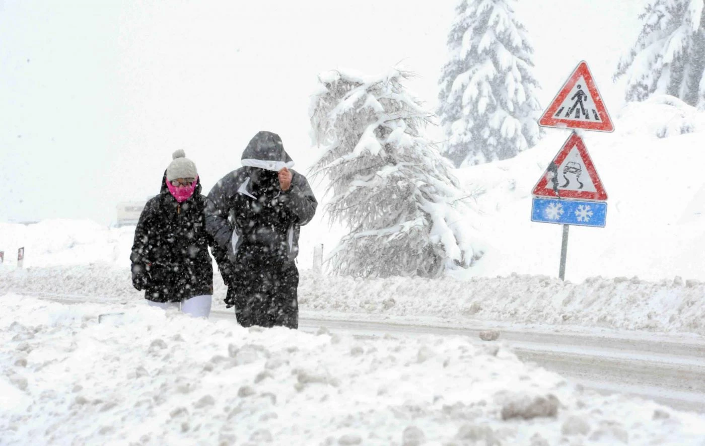 Meteo, neve a Bologna: mai così precoce dal 1980. Da martedì a giovedì ondata di maltempo al Sud