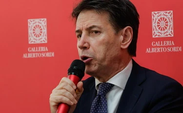 Giuseppe Conte per il doppio colpo di Meloni in Europa: "Briciole"