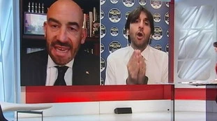 Tagadà, Matteo Bassetti fuori controllo: "Guardi quanto mi frega di lei"; gestaccio al meloniano e caos