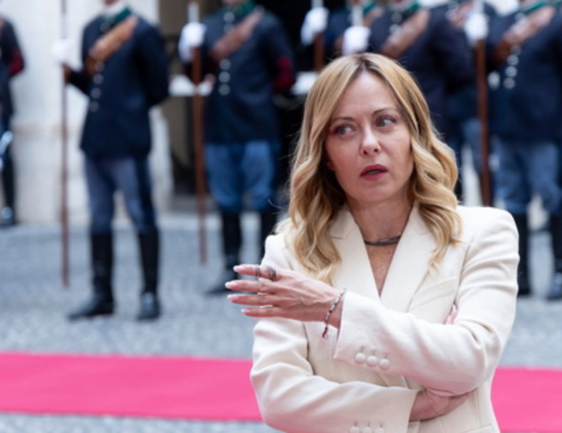 Meloni, due colpacci in poche ore: "Anche i sindacati applaudono", Pd e M5s di sasso