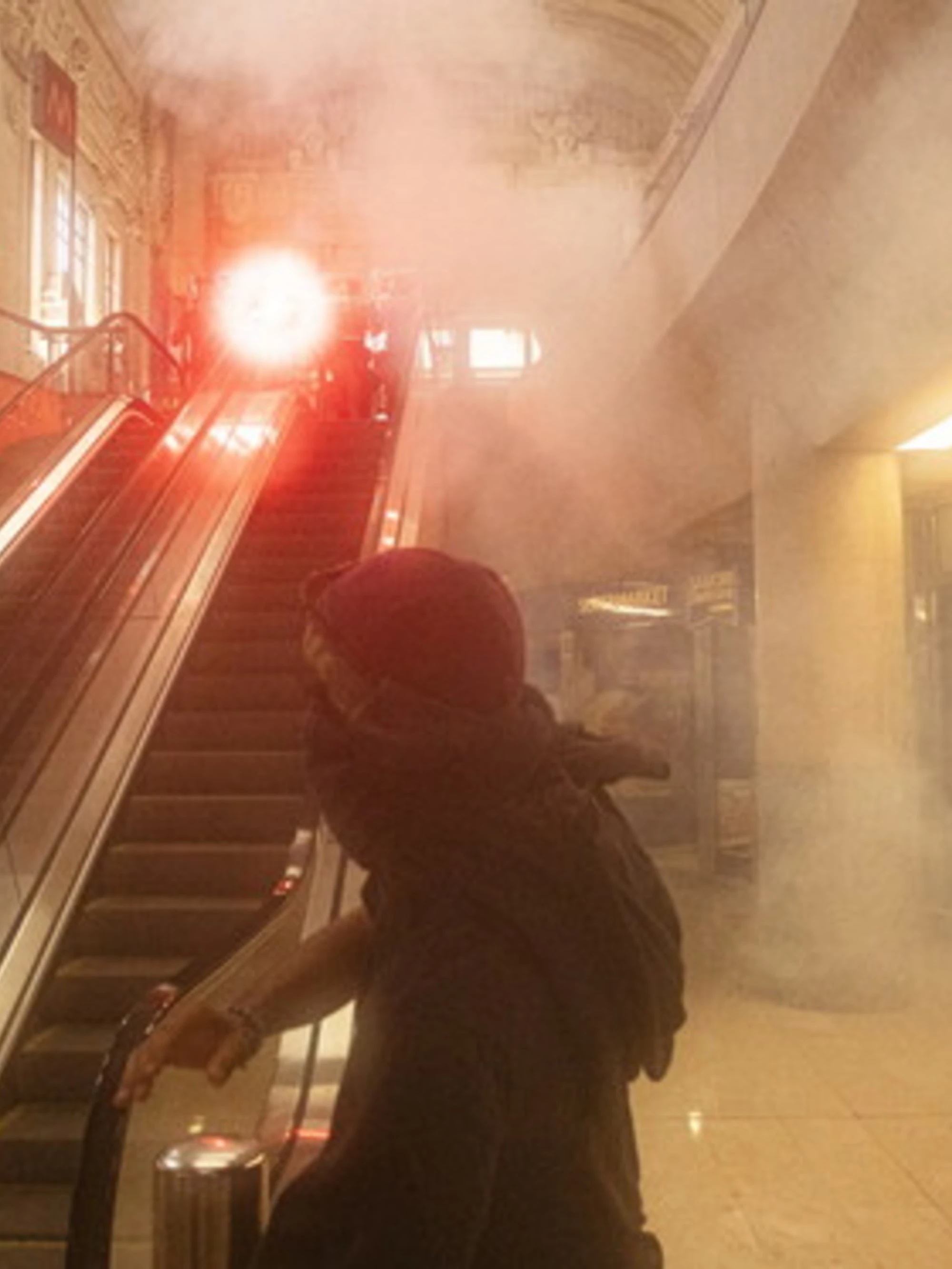 Milano, violenza pro-Pal: stazione devastata, scontri e cariche, passeggeri in fuga