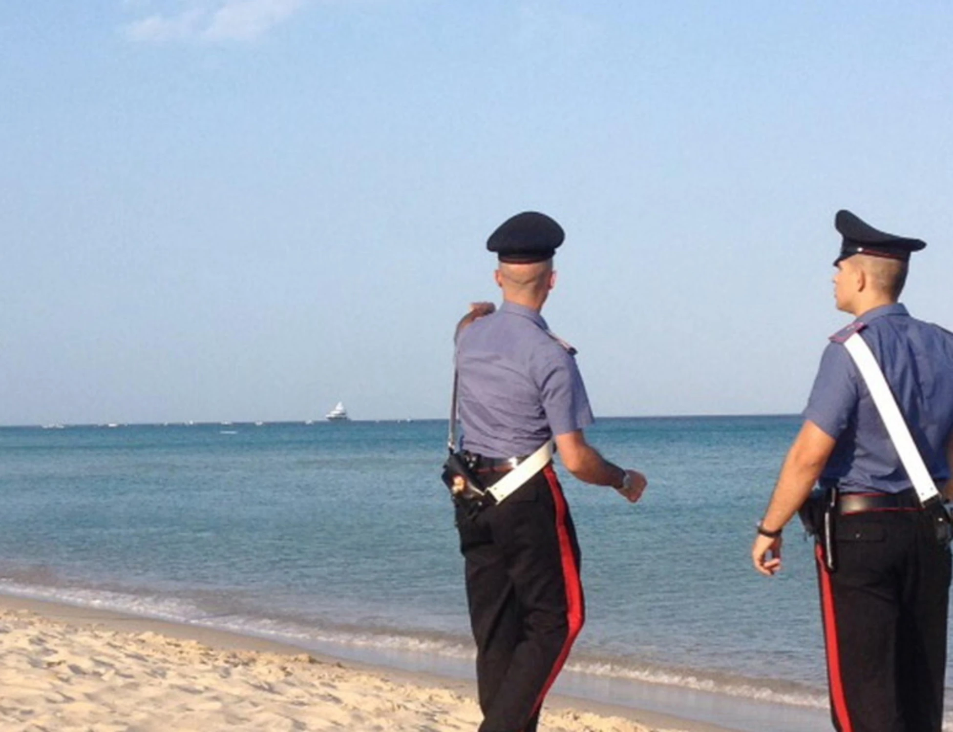 Forte dei Marmi, violenta lite tra stranieri in spiaggia: 30enne sedato e portato via dagli agenti