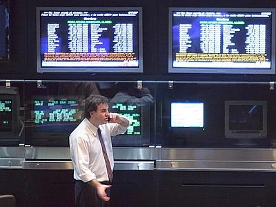 Borse in rosso, spread a 521 punti Euro in calo su dollaro a quota 1,21
