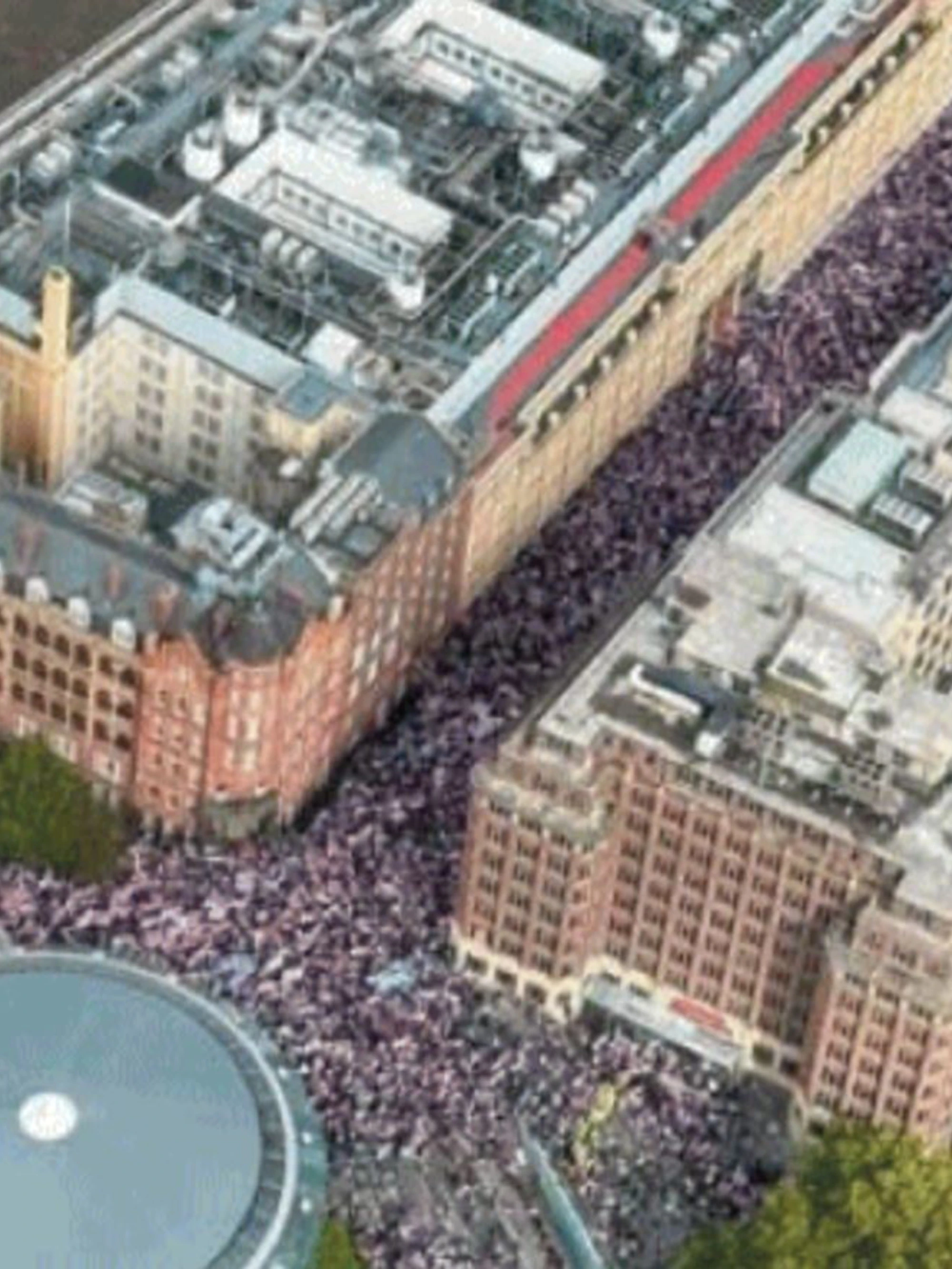 Le strade di Londra piene per Charlie e per la libertà